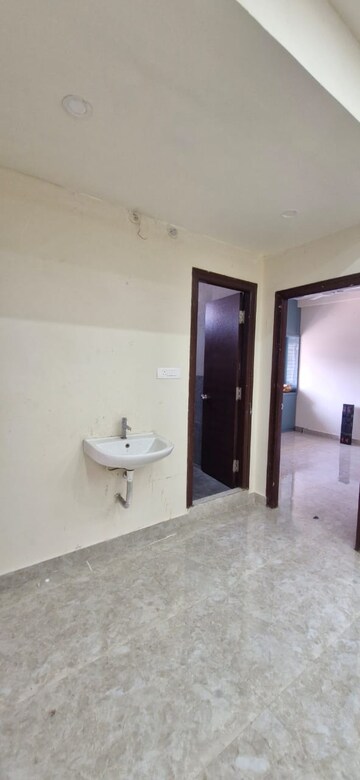Room in 2 BHK Builder Floor at Kondapur – for Rent