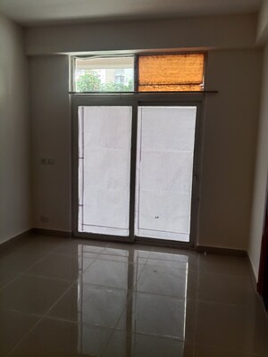 Room in 3 BHK Apartment at Sector 16c Greater Noida – for Rent