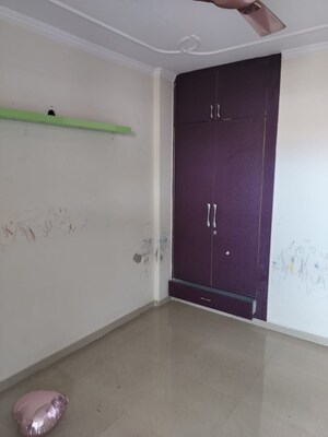 Room in 3.5 BHK Apartment at Nirala Estate, Tech Zone 4 Greater Noida – for Rent