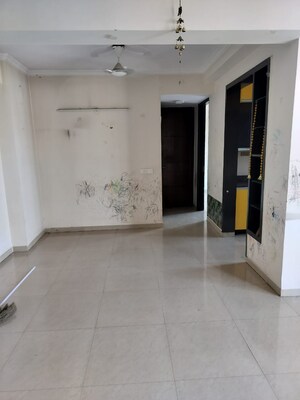 Room in 3.5 BHK Apartment at Nirala Estate, Tech Zone 4 Greater Noida – for Rent