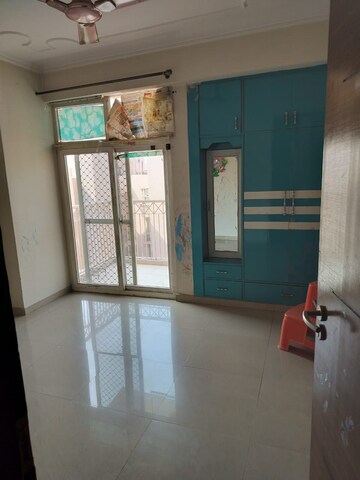 Room in 3.5 BHK Apartment at Nirala Estate, Tech Zone 4 Greater Noida – for Rent