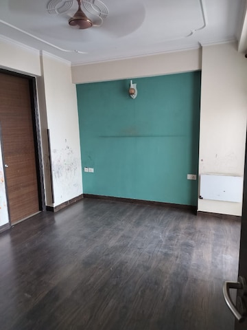 Room in 3.5 BHK Apartment at Nirala Estate, Tech Zone 4 Greater Noida – for Rent
