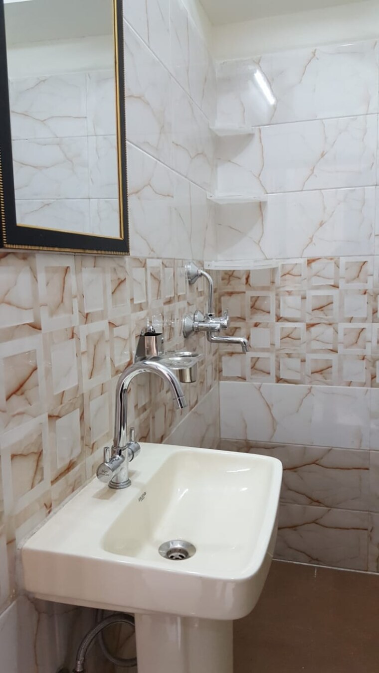 Bathroom, suncity-township-gurgaon Studio 400 Sq.Ft. Builder Floor In Sector 54 Gurgaon 9666840