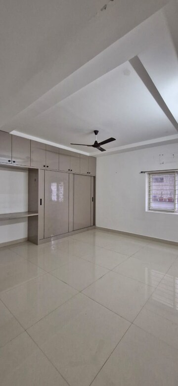 Room in 3 BHK Builder Floor at Kondapur – for Rent