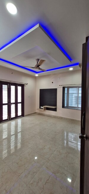 Room in 3 BHK Builder Floor at Kondapur – for Rent