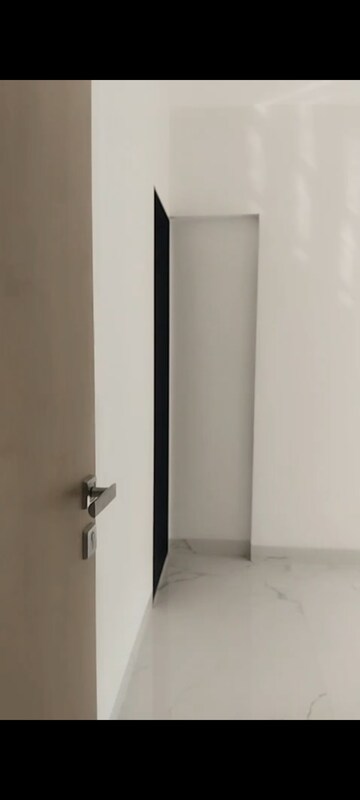 Room in 2 BHK Apartment at Lakshmi Solitaire, Vile Parle East – for Rent