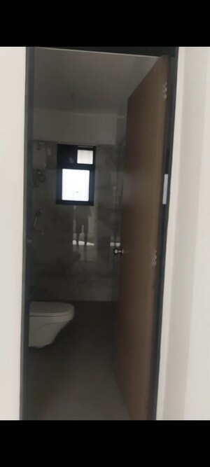 Room in 2 BHK Apartment at Lakshmi Solitaire, Vile Parle East – for Rent