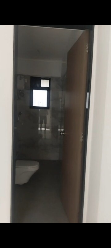 Room in 2 BHK Apartment at Lakshmi Solitaire, Vile Parle East – for Rent