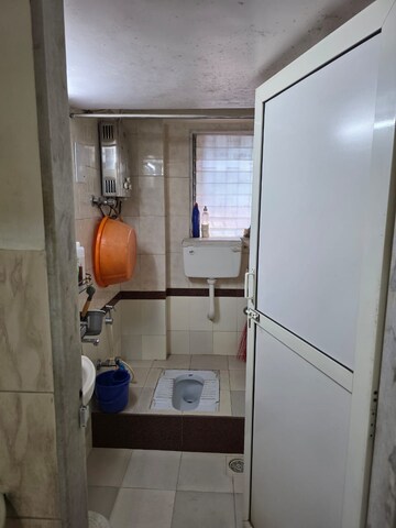 Furnished Amenities in 2 BHK Apartment at Vile Parle East – for Rent