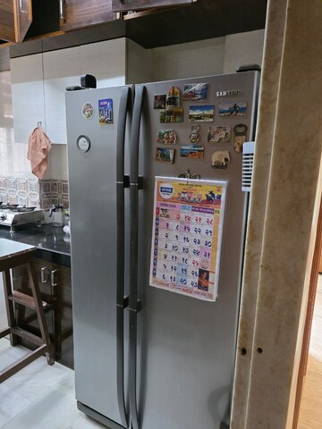 Furnished Amenities in 2 BHK Apartment at Vile Parle East – for Rent