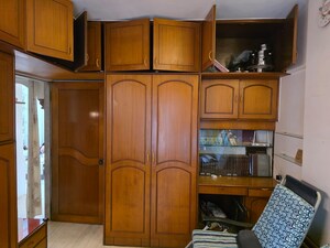 Furnished Amenities in 2 BHK Apartment at Vile Parle East – for Rent