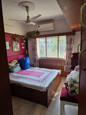 Bedroom in 2 BHK Apartment at Vile Parle East – for Rent
