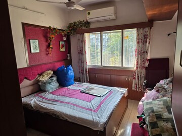 Bedroom in 2 BHK Apartment at Vile Parle East – for Rent