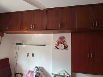 Furnished Amenities in 2 BHK Apartment at Vile Parle East – for Rent