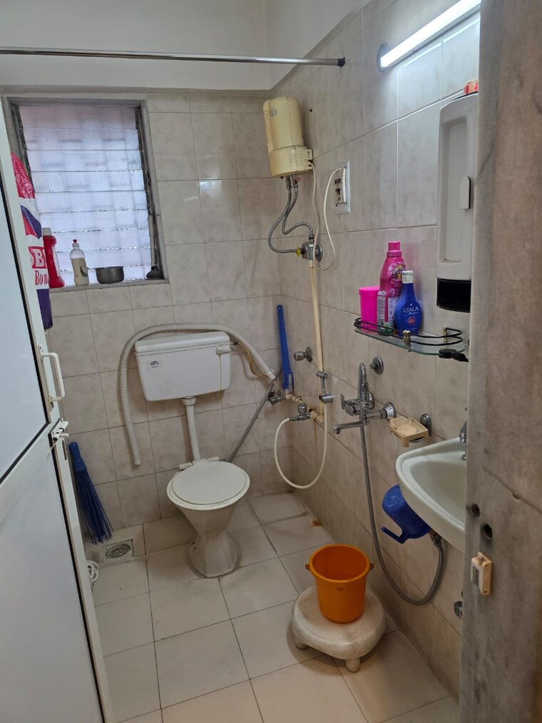 Bathroom, vile parle east 2 Bedroom 700 Sq.Ft. Apartment In Vile Parle East Mumbai 9666957