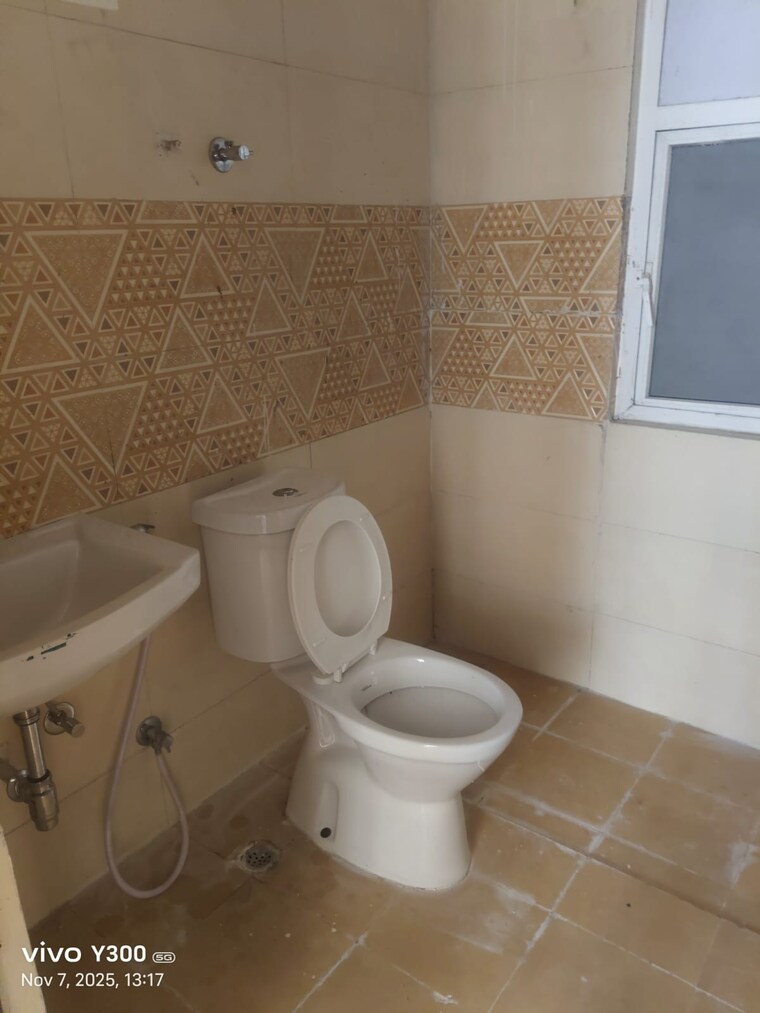 Bathroom, kingson-green-villa-phase-2 3 Bedroom 90 Sq.Mt. Apartment In Panchsheel Green Greater Noida 9667013