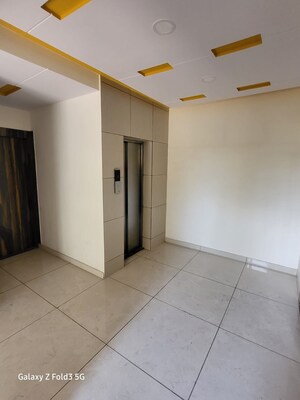 Room in 1 BHK Apartment at Broadway One, Thane West – for Rent