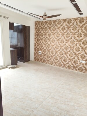 Room in 3.5 BHK Builder Floor at Vipul World Floors, Sector 48 – for Rent