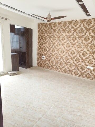 Room in 3.5 BHK Builder Floor at Vipul World Floors, Sector 48 – for Rent