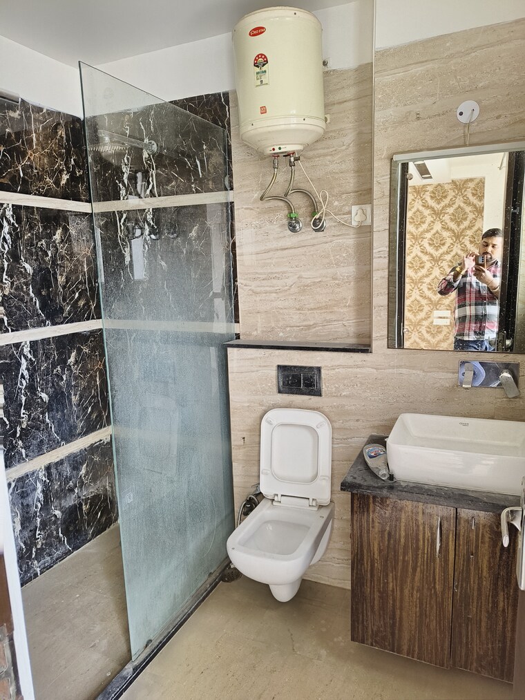 Bathroom, vipul-world-floors 3.5 Bedroom 2200 Sq.Ft. Builder Floor In Sector 48 Gurgaon 9667156