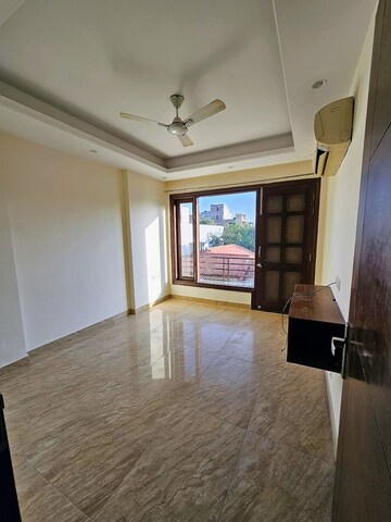 Room in 4 BHK Builder Floor at Sushant Lok I – for Rent