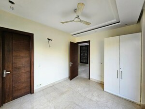 Room in 4 BHK Builder Floor at Sushant Lok I – for Rent