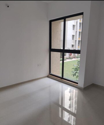 Room in 2 BHK Apartment at Sheth Avalon, Laxmi Nagar – for Rent