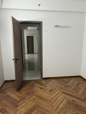 Room in 2 BHK Apartment at Gomti Nagar – for Rent