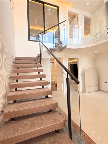 Staircase in 1.5 BHK Apartment at DLF Building 10, Dlf Phase ii – for Rent