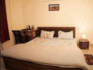 Bedroom in 3 BHK Apartment at Gomti Nagar – for Rent