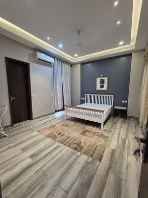 Bedroom in 3 BHK Apartment at DLF Building 10, Dlf Phase ii – for Rent