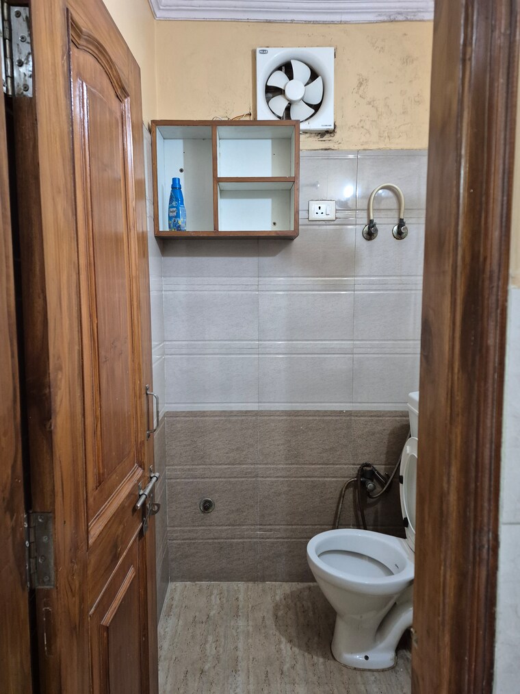 Bathroom, mayur vihar 1 RK 180 Sq.Ft. Builder Floor In Mayur Vihar Delhi 9667308
