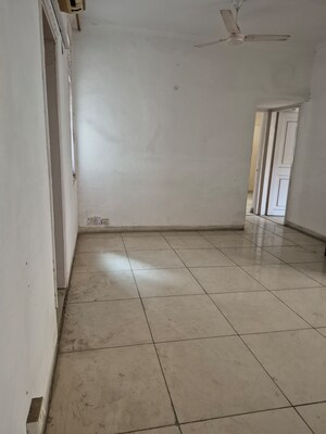 Room in 3.5 BHK Apartment at Purvasha Apartments, Patparganj – for Sale