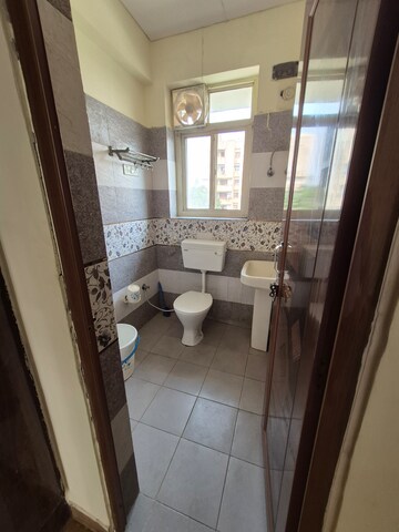 Attached Bathroom in 3 BHK Apartment at Mayur Vihar Phase 1 Extension – for Rent