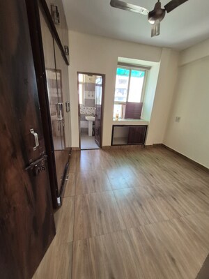 Room in 3 BHK Apartment at Mayur Vihar Phase 1 Extension – for Rent