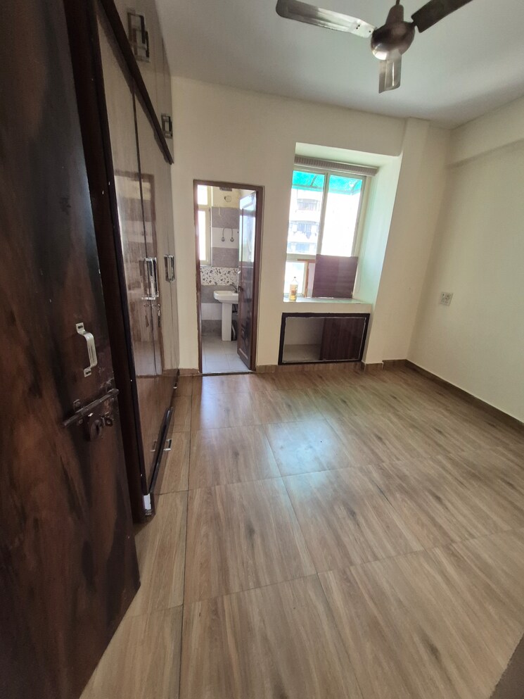 Room, mayur vihar phase 1 extension 3 Bedroom 1050 Sq.Ft. Apartment In Mayur Vihar Phase 1 Extension Delhi 9667324