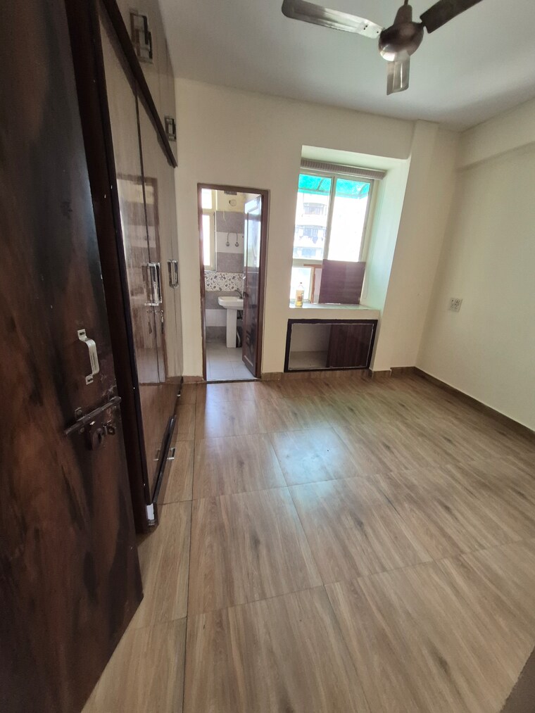 Room, mayur vihar phase 1 extension 3 Bedroom 1050 Sq.Ft. Apartment In Mayur Vihar Phase 1 Extension Delhi 9667324