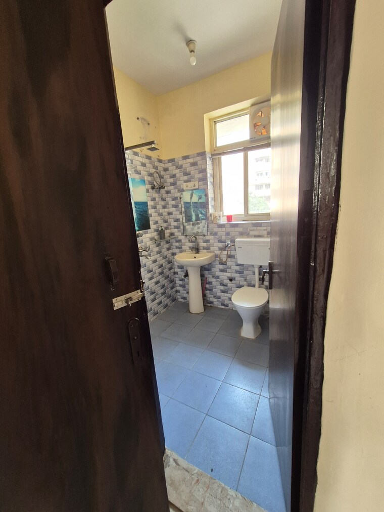 Attached Bathroom, mayur vihar phase 1 extension 3 Bedroom 1050 Sq.Ft. Apartment In Mayur Vihar Phase 1 Extension Delhi 9667324