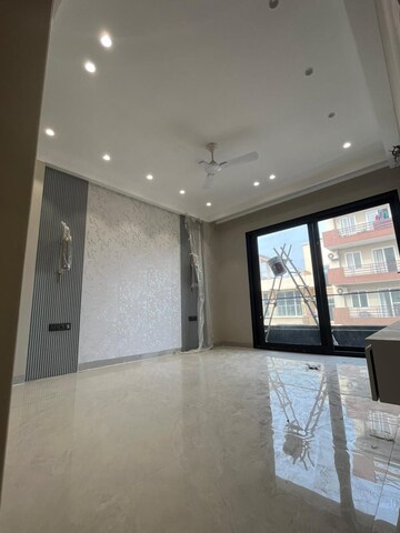 Room in 3 BHK Builder Floor at Ansal Versalia Avante, Sector 67a – for Sale