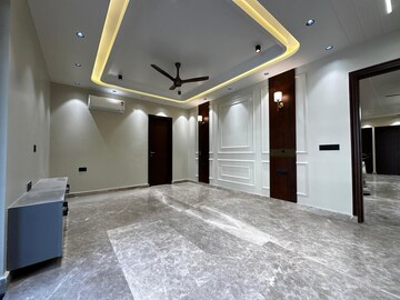 Building Lobby in 3 BHK Builder Floor at Ansal Esencia - Amara Villas, Sector 67 – for Sale