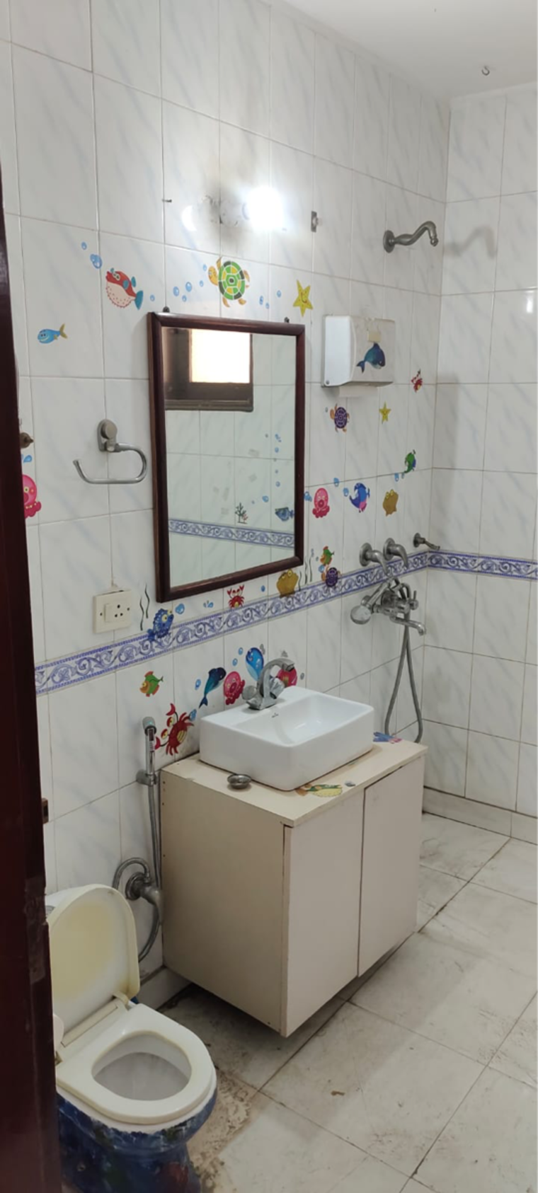 Bathroom, hauz khas 3 Bedroom 2000 Sq.Ft. Builder Floor In Hauz Khas Delhi 9667363