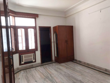 Room in 4 BHK Builder Floor at Green Park Extension – for Rent