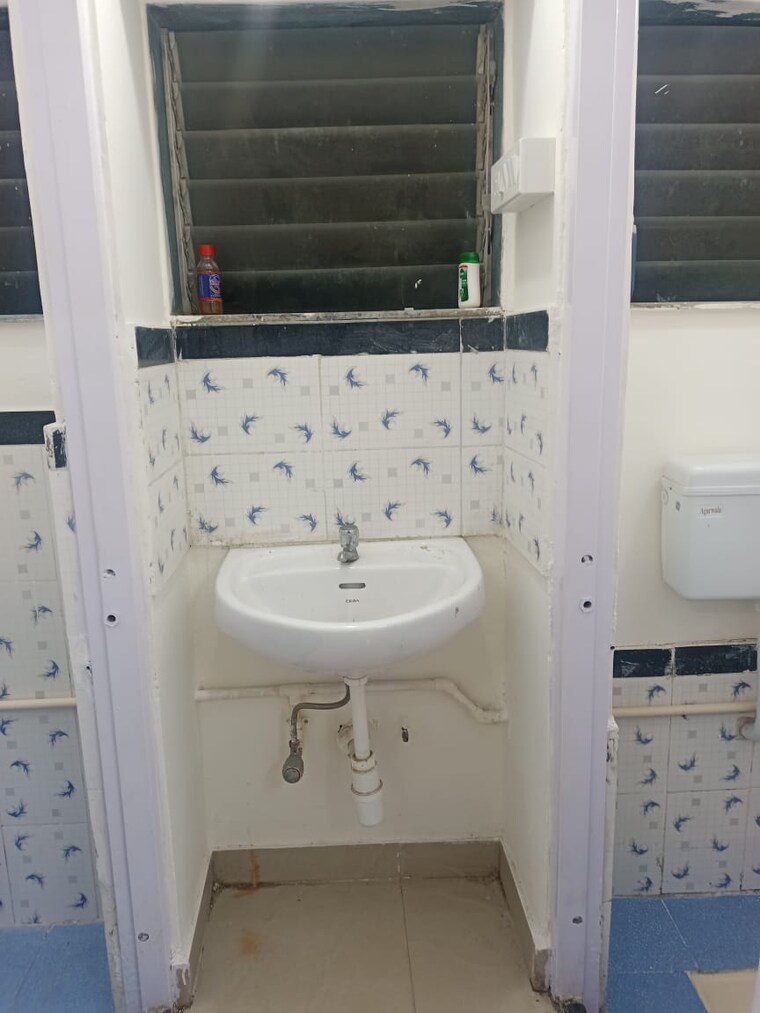 Bathroom, shrinivas-tower 1 Bedroom 450 Sq.Ft. Apartment In Lower Parel Mumbai 9667445