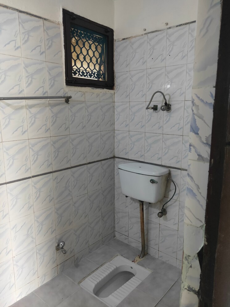 Bathroom, shipra-suncity 2 Bedroom 760 Sq.Ft. Apartment In Vaibhav Khand Ghaziabad 9667455