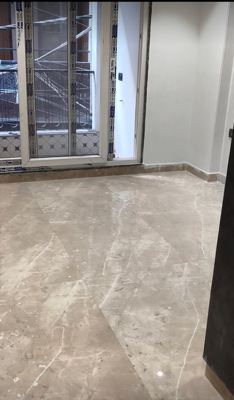 Room, hargobind enclave 3 Bedroom 120 Sq.Yd. Builder Floor In Hargobind Enclave Delhi 9667487