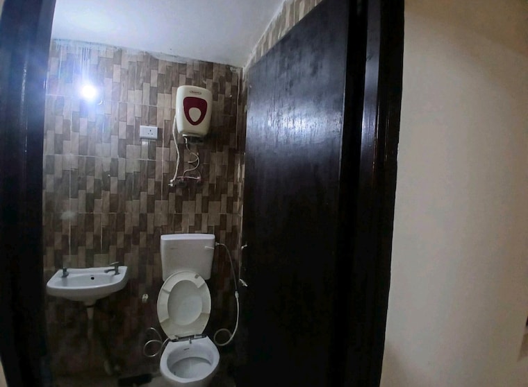 Bathroom, ansal-royal-heritage 2 Bedroom 859 Sq.Ft. Apartment In Sector 70 Faridabad 9667577
