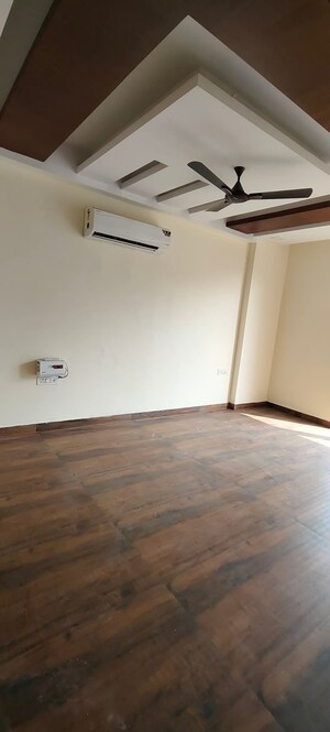 Room in 1.5 BHK Apartment at AKD Tower, Sector 14 – for Rent