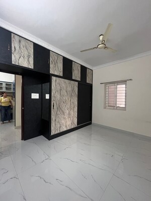 Room in 2 BHK Apartment at solitaire ragavendra, Kondapur – for Rent