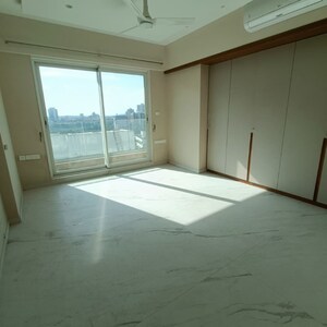 Room in 3 BHK Apartment at Four Bunglows – for Rent