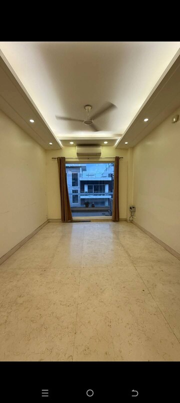 Room in 3 BHK Apartment at Smart World Orchard, Sector 61 – for Sale